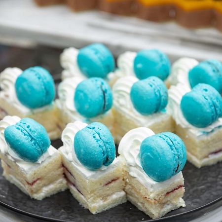 Radisson Blu Hotel, Jeddah Corniche Eksteriør bilde Macarons on top of a cake