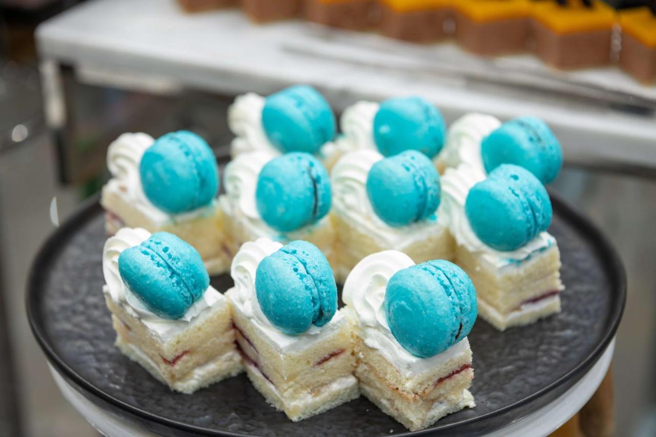 Radisson Blu Hotel, Jeddah Corniche Eksteriør bilde Macarons on top of a cake