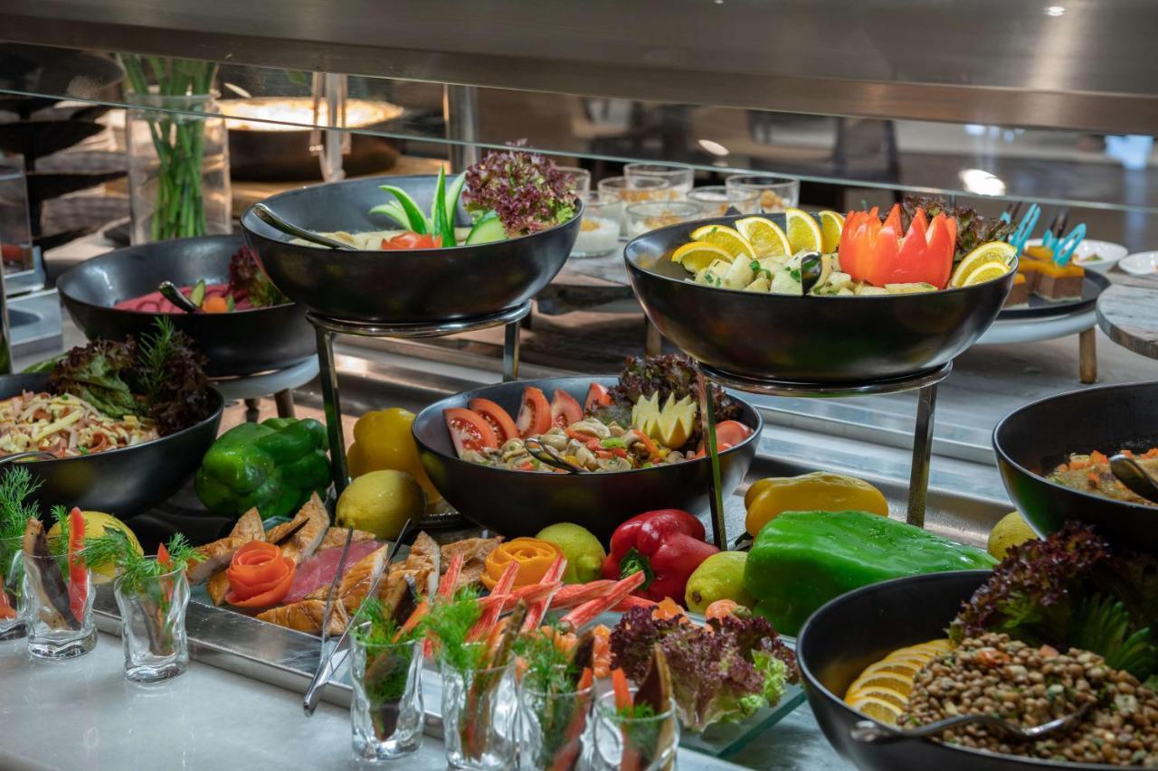 Radisson Blu Hotel, Jeddah Corniche Eksteriør bilde A salad bar