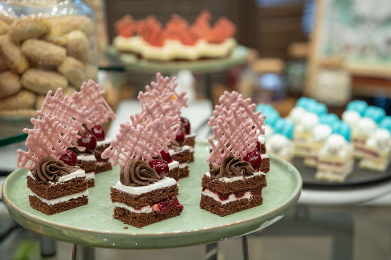 Radisson Blu Hotel, Jeddah Corniche Eksteriør bilde Chocolate cakes