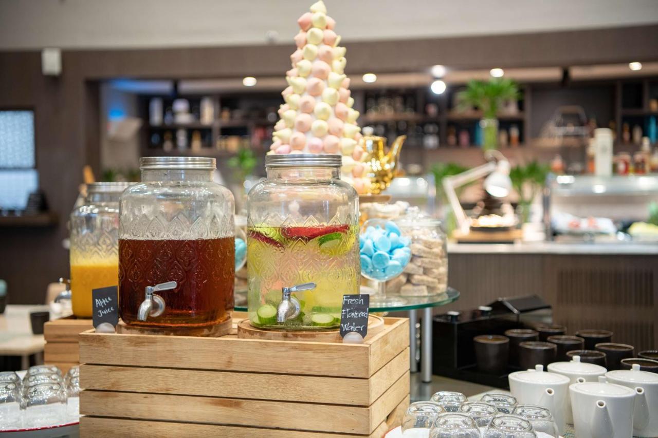 Radisson Blu Hotel, Jeddah Corniche Eksteriør bilde A selection of drinks at a buffet