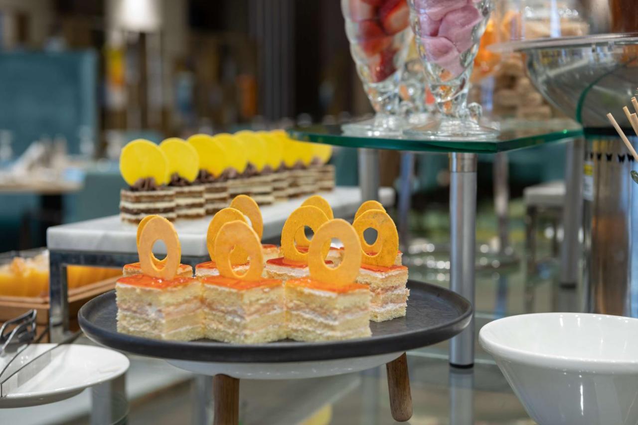 Radisson Blu Hotel, Jeddah Corniche Eksteriør bilde A dessert buffet
