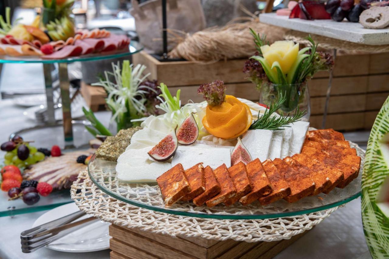Radisson Blu Hotel, Jeddah Corniche Eksteriør bilde A cheese platter