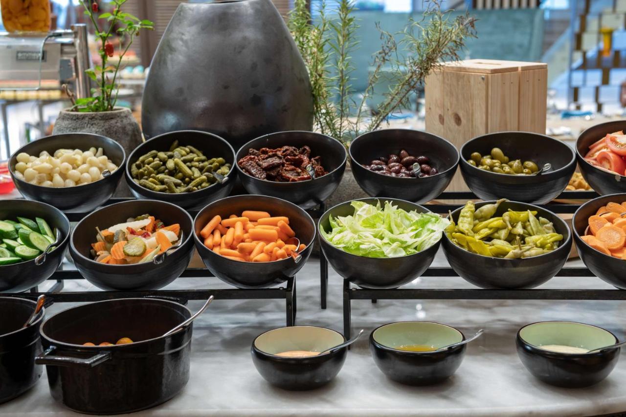 Radisson Blu Hotel, Jeddah Corniche Eksteriør bilde A salad bar