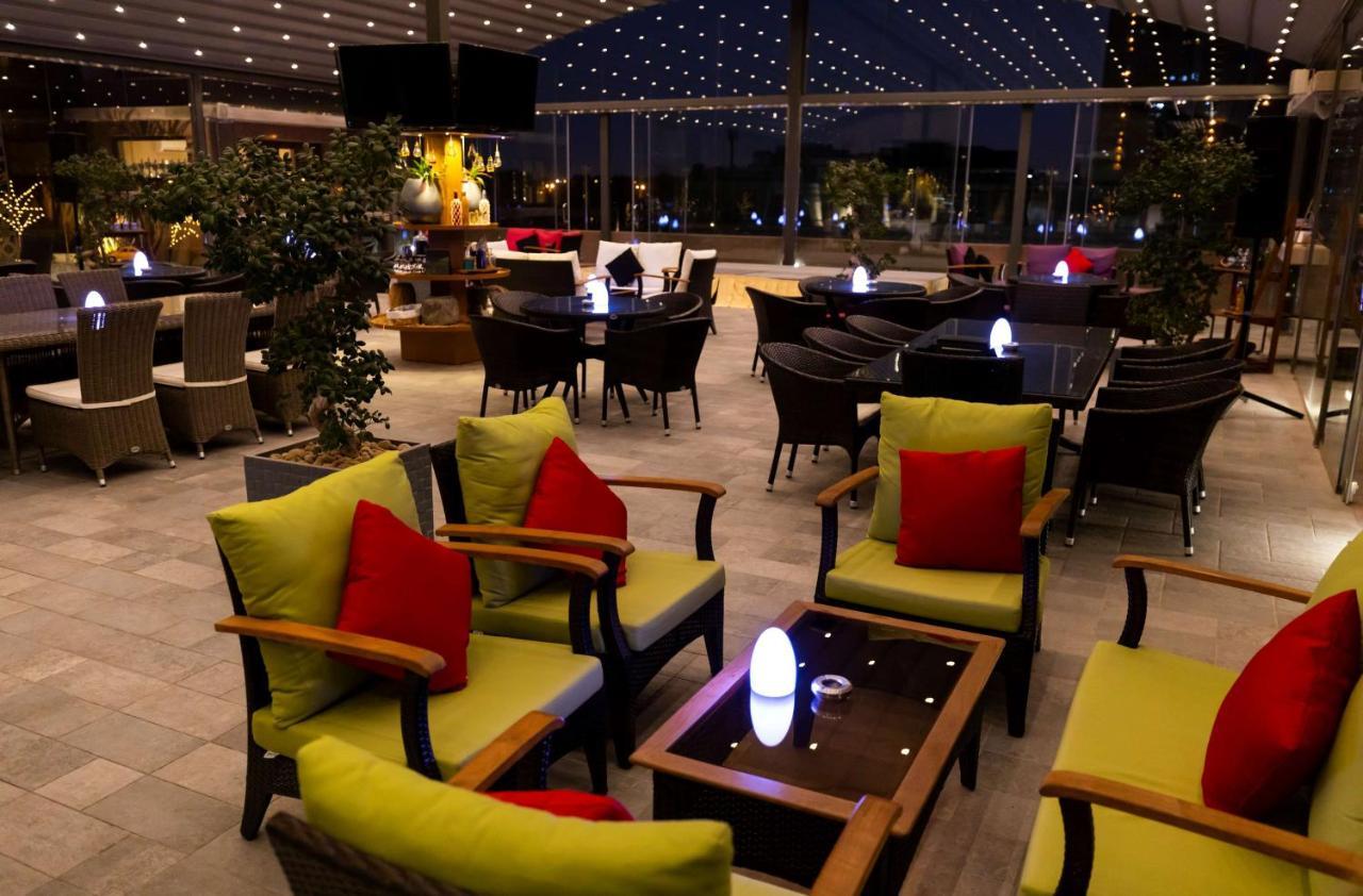Radisson Blu Hotel, Jeddah Corniche Eksteriør bilde The lounge at the airport