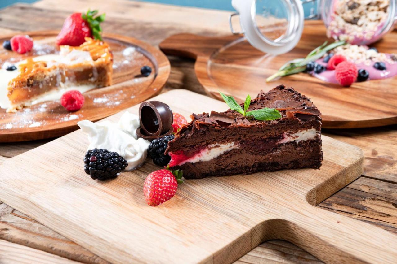 Radisson Blu Hotel, Jeddah Corniche Eksteriør bilde A chocolate cake