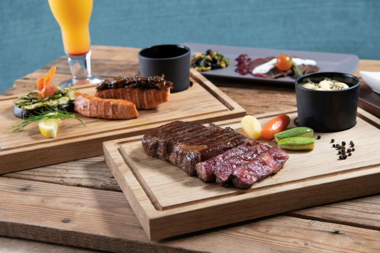 Radisson Blu Hotel, Jeddah Corniche Eksteriør bilde A steak prepared with the dry-aging method