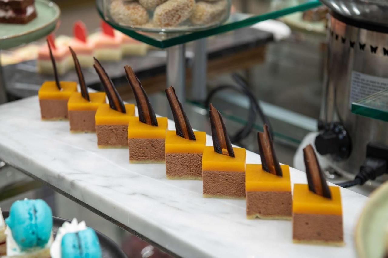Radisson Blu Hotel, Jeddah Corniche Eksteriør bilde A row of petit fours