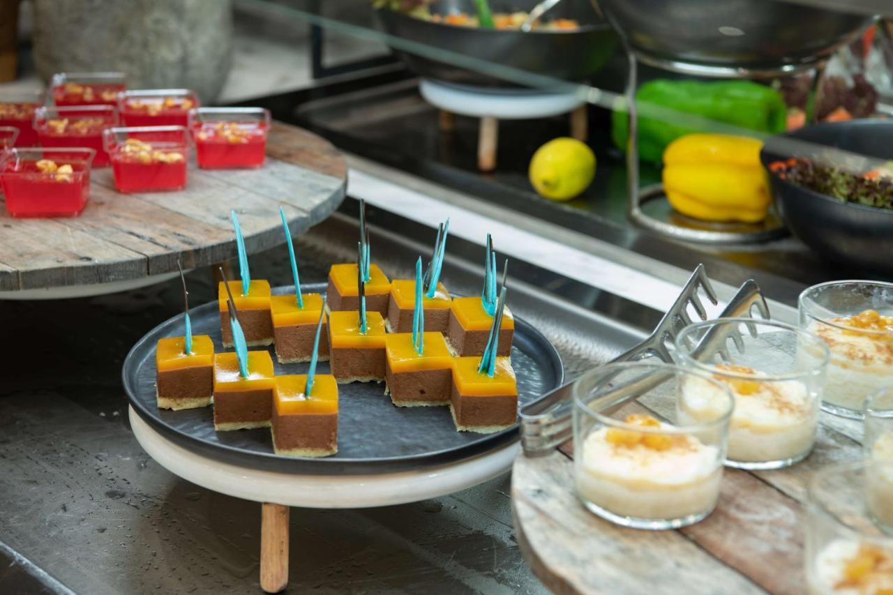 Radisson Blu Hotel, Jeddah Corniche Eksteriør bilde A selection of desserts