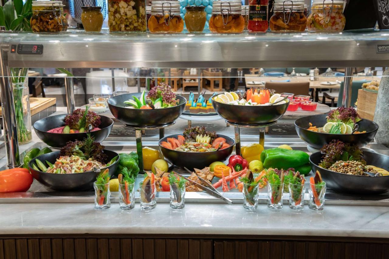 Radisson Blu Hotel, Jeddah Corniche Eksteriør bilde A salad bar