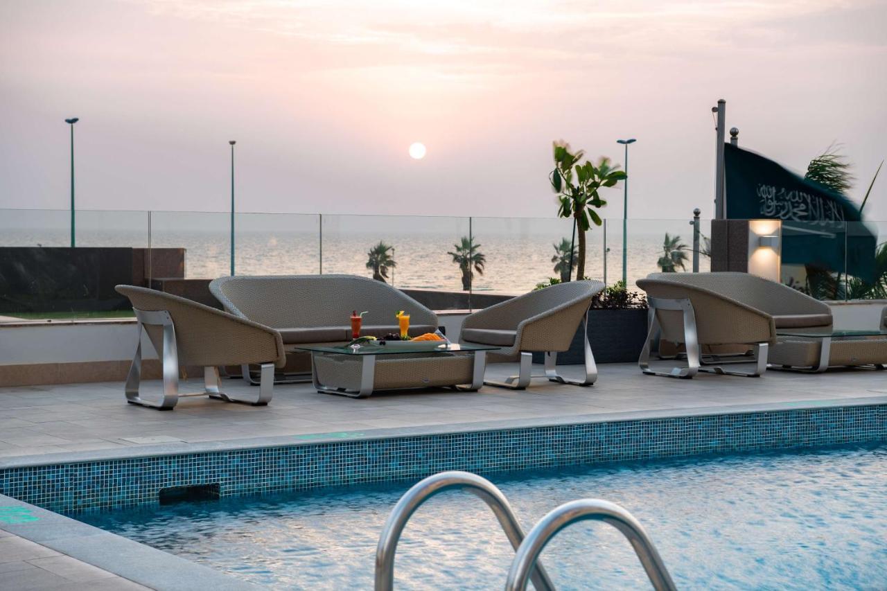 Radisson Blu Hotel, Jeddah Corniche Eksteriør bilde The swimming pool at the hotel