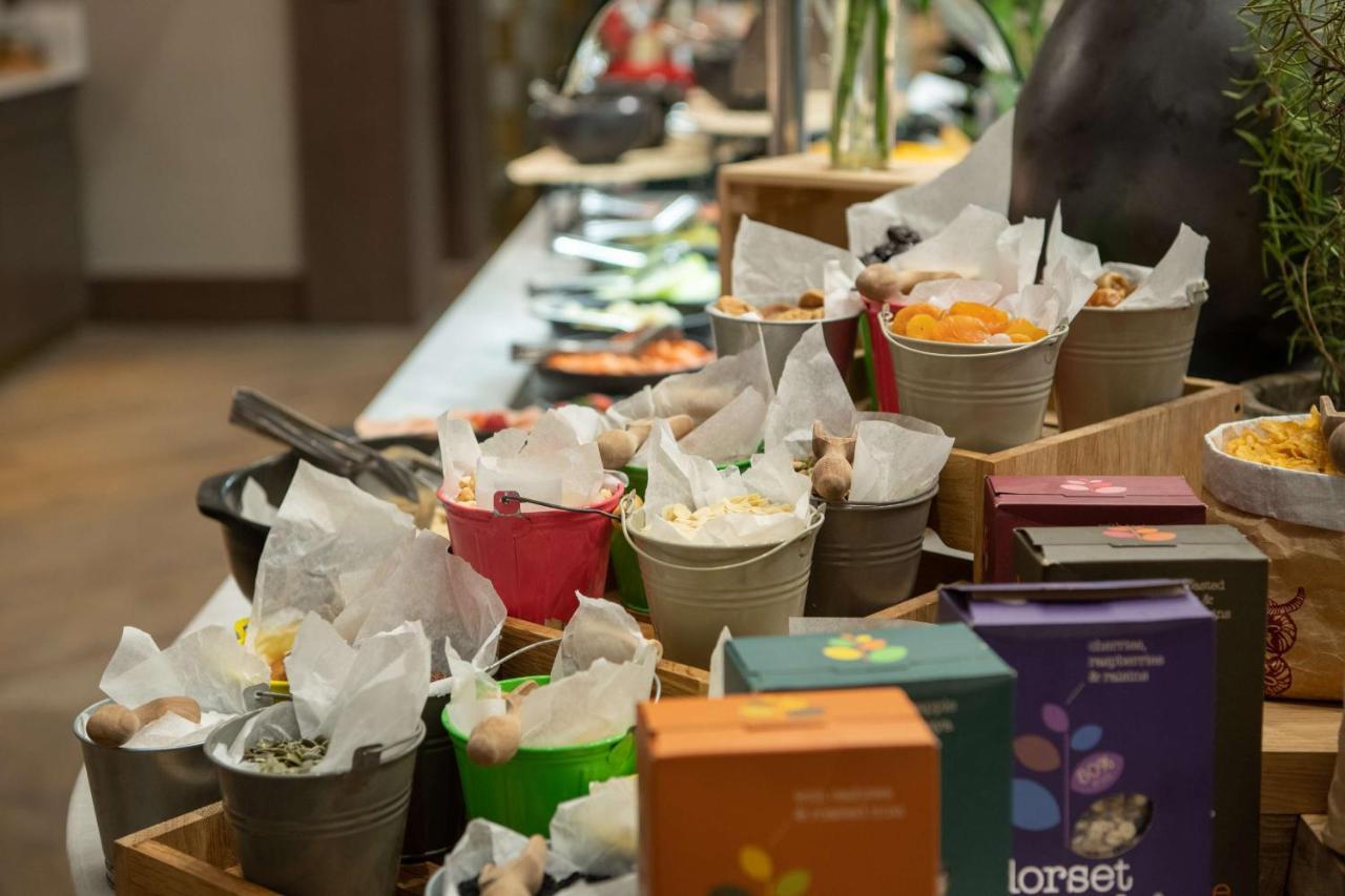 Radisson Blu Hotel, Jeddah Corniche Eksteriør bilde A selection of teas at a buffet