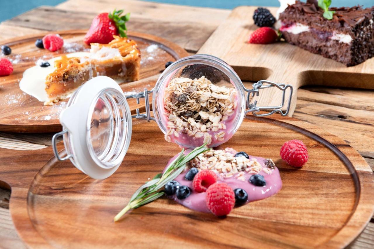 Radisson Blu Hotel, Jeddah Corniche Eksteriør bilde A breakfast parfait