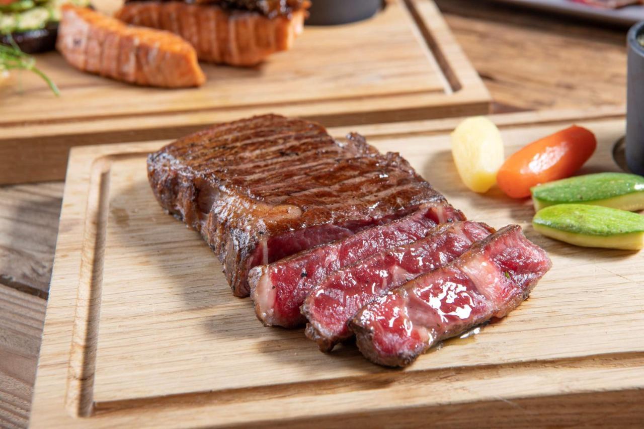 Radisson Blu Hotel, Jeddah Corniche Eksteriør bilde A grilled strip steak