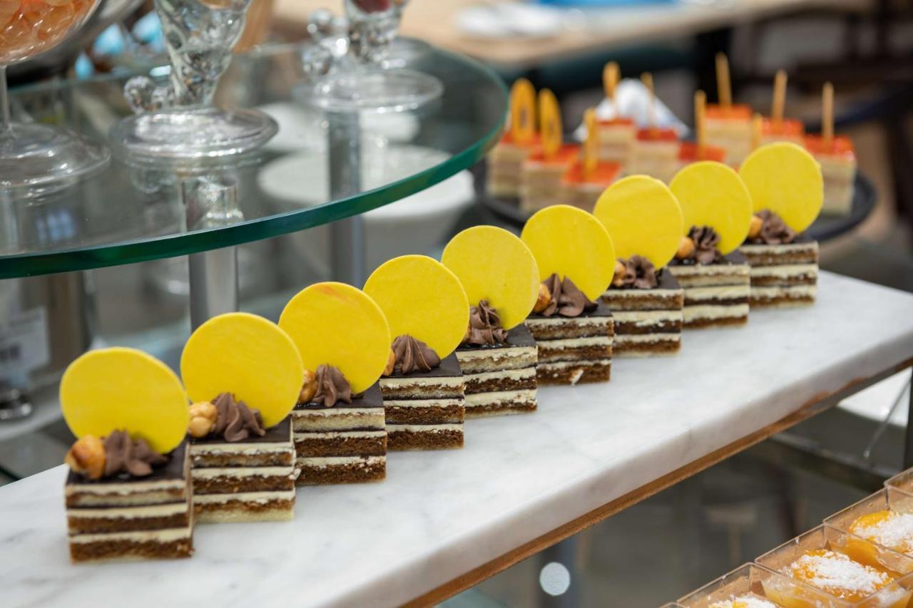 Radisson Blu Hotel, Jeddah Corniche Eksteriør bilde A row of dobos torte