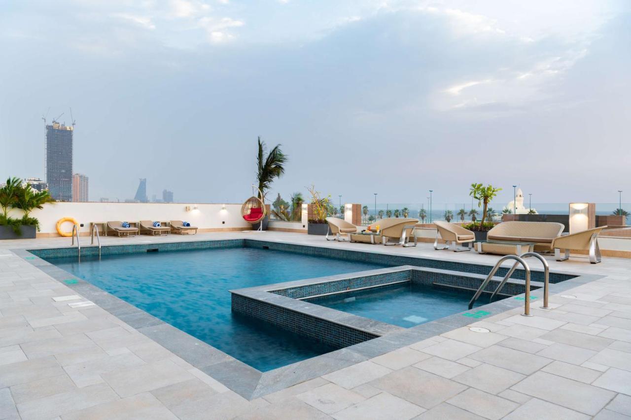 Radisson Blu Hotel, Jeddah Corniche Eksteriør bilde Rooftop pool at the hotel