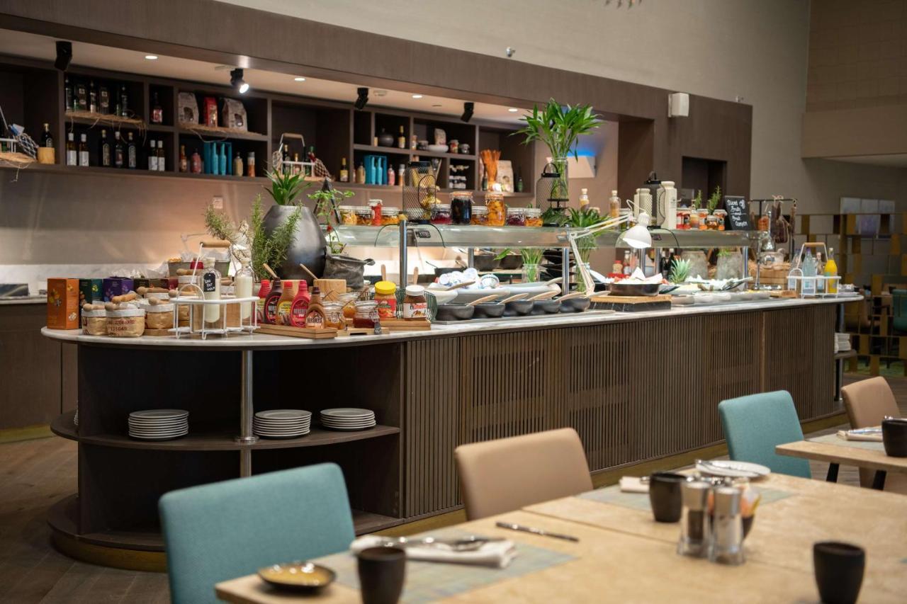 Radisson Blu Hotel, Jeddah Corniche Eksteriør bilde The buffet at the lounge