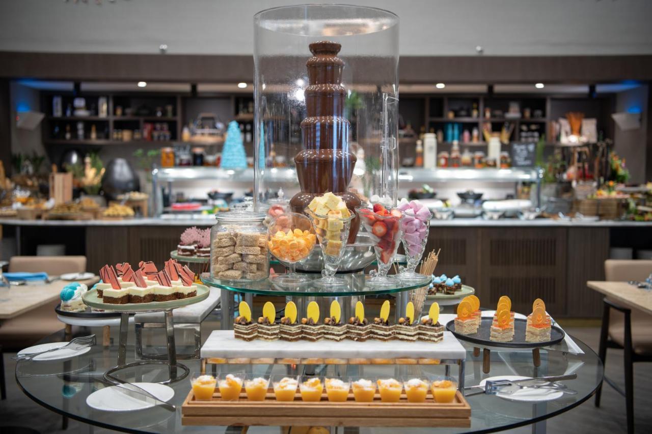 Radisson Blu Hotel, Jeddah Corniche Eksteriør bilde A chocolate fountain