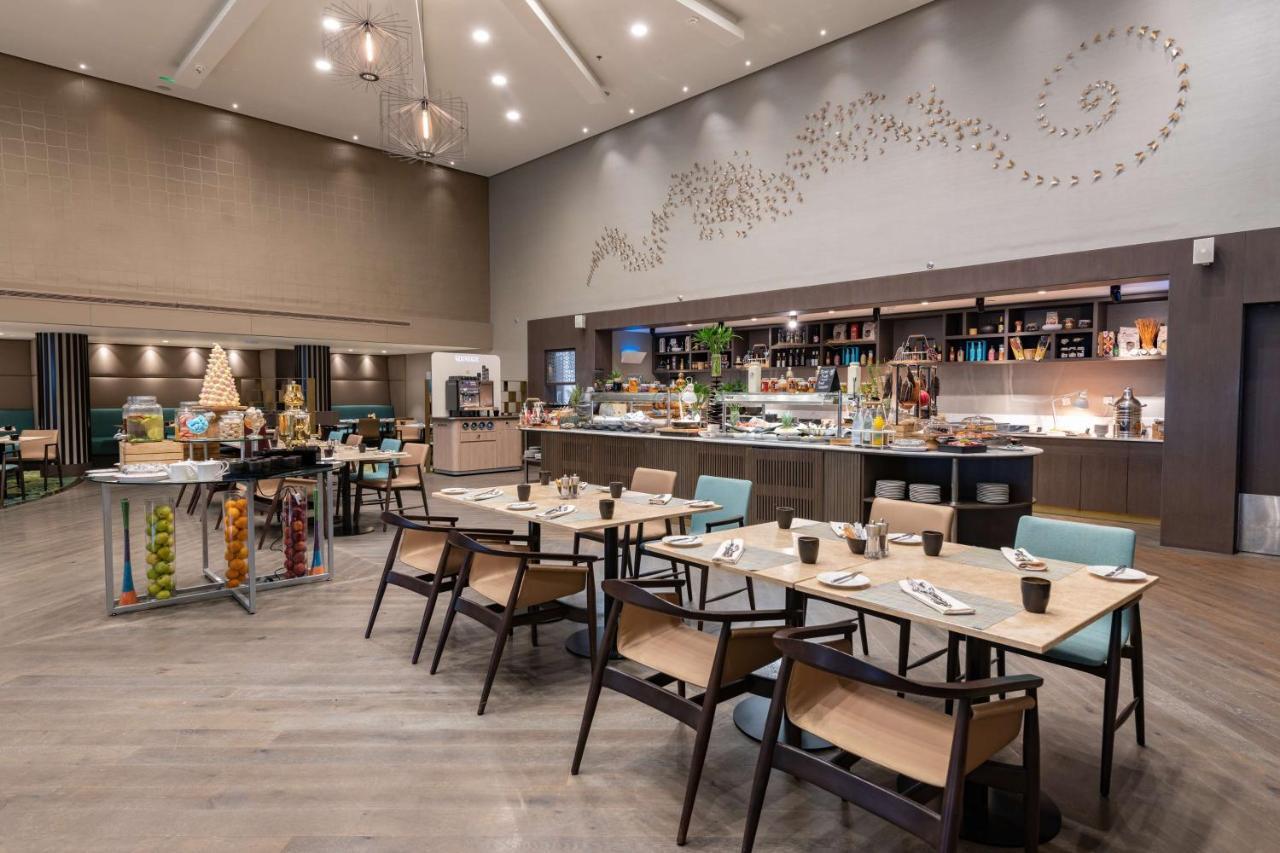 Radisson Blu Hotel, Jeddah Corniche Eksteriør bilde The dining room at the new hospital