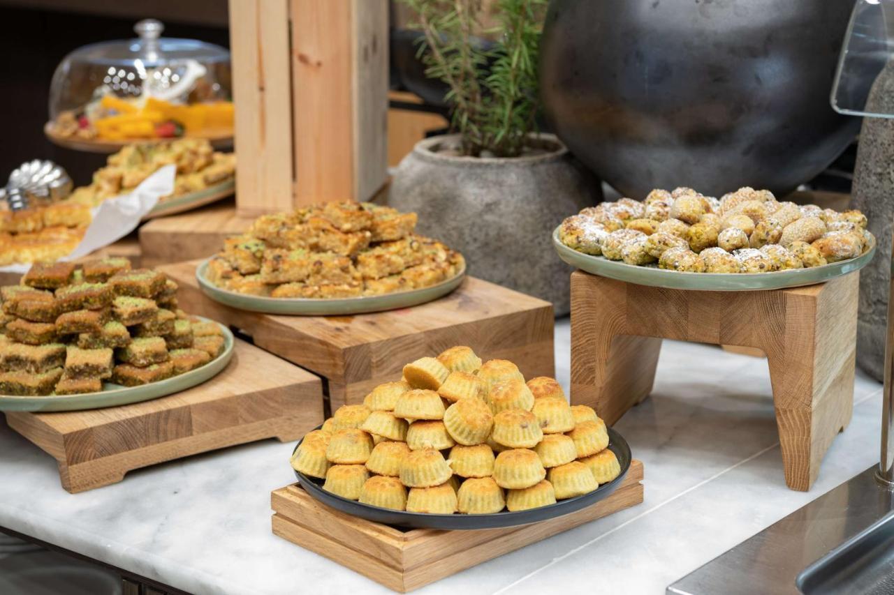 Radisson Blu Hotel, Jeddah Corniche Eksteriør bilde A selection of traditional Greek sweets